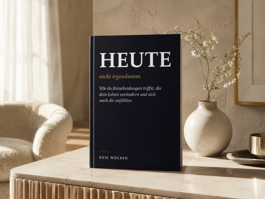 Coverentwurf des Buchs HEUTE nicht irgendwann. von Susi Nocker, aufgestellt auf einer Kommode