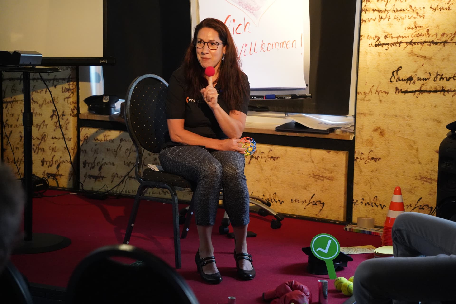 Susi Nocker im Live-Workshop, sitzend vor der Gruppe